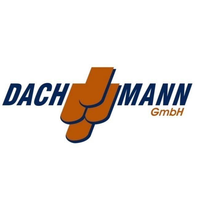 Das offizielle Firmenlogo der Dach Mann GmbH mit stilisierten orangefarbenen Dachziegeln in der Mitte.